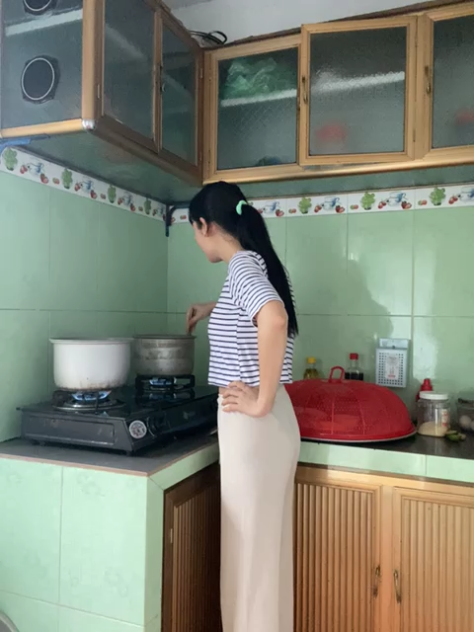 Phim sex Phim Sex Việt Nam - Cô nàng nấu cơm trong bếp vẫn cố tình phô bày bộ ngực căng tròn để câu like kiếm tiền thêm